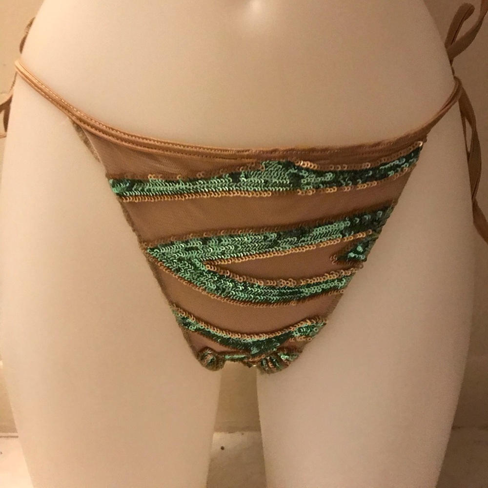 Bikini - Picture 2 of 7